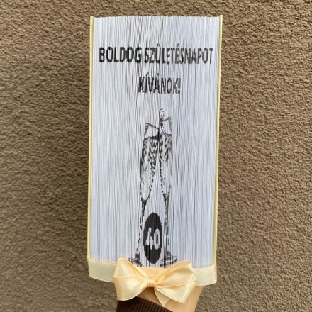 "Boldog születésnapot kívánok" könyvszobor, számmal